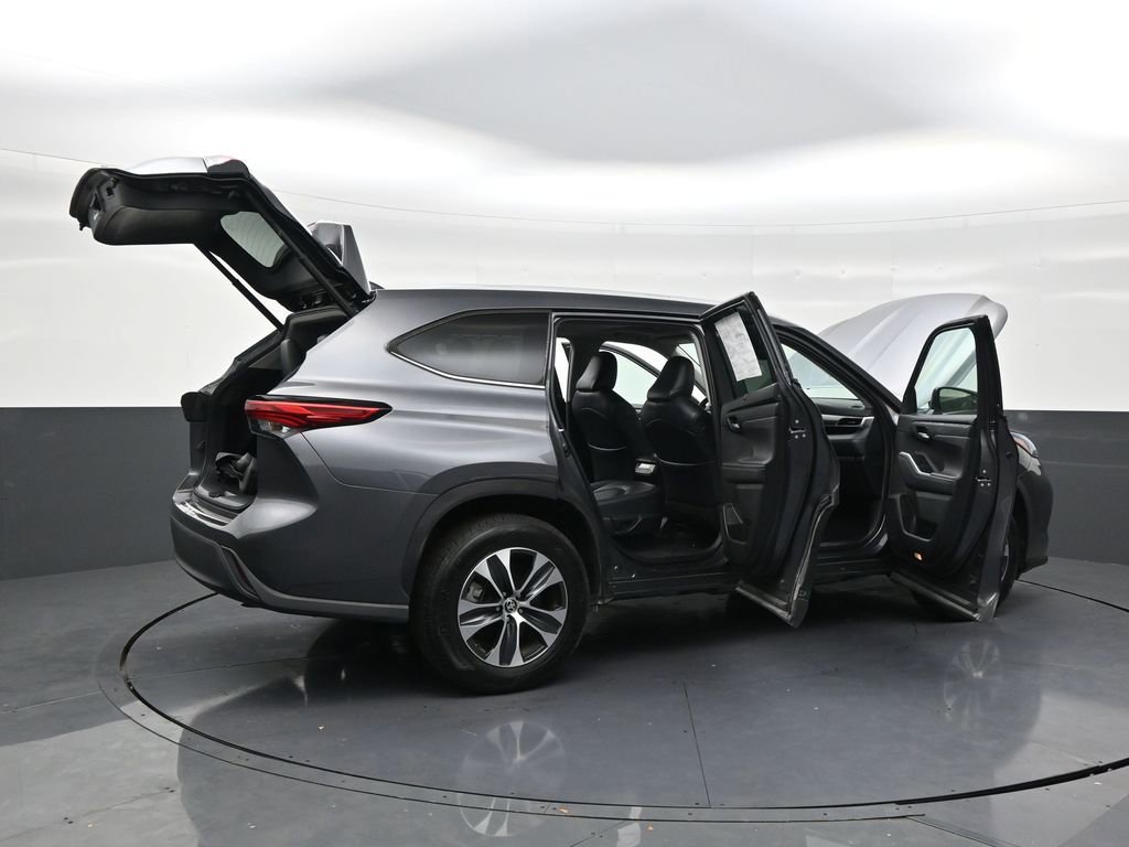 Used 2022 Toyota Highlander XLE FWD image 28
