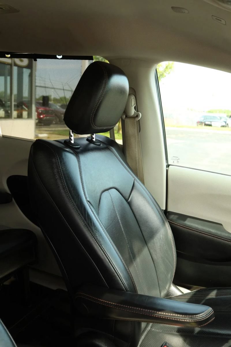 Used 2018 Chrysler Pacifica Touring-L FWD image 60