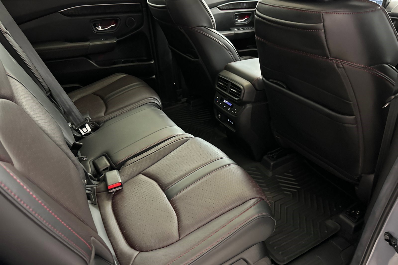 Used 2025 Honda Pilot Black Edition image 31
