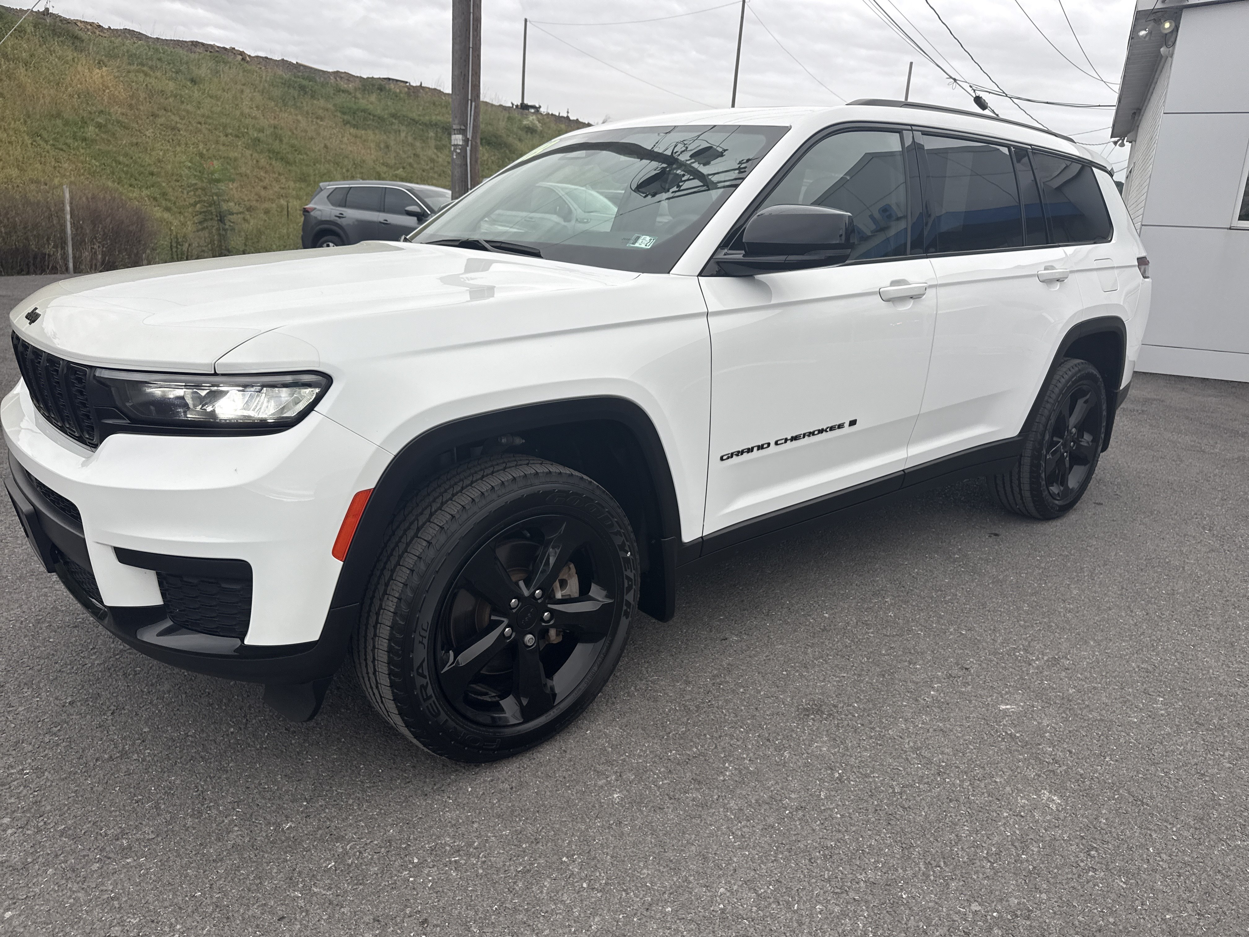 Used 2023 Jeep Grand Cherokee L Laredo AWD/4WD image 7