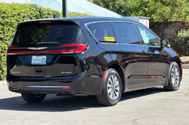 Used 2024 Chrysler Pacifica Limited FWD image 4