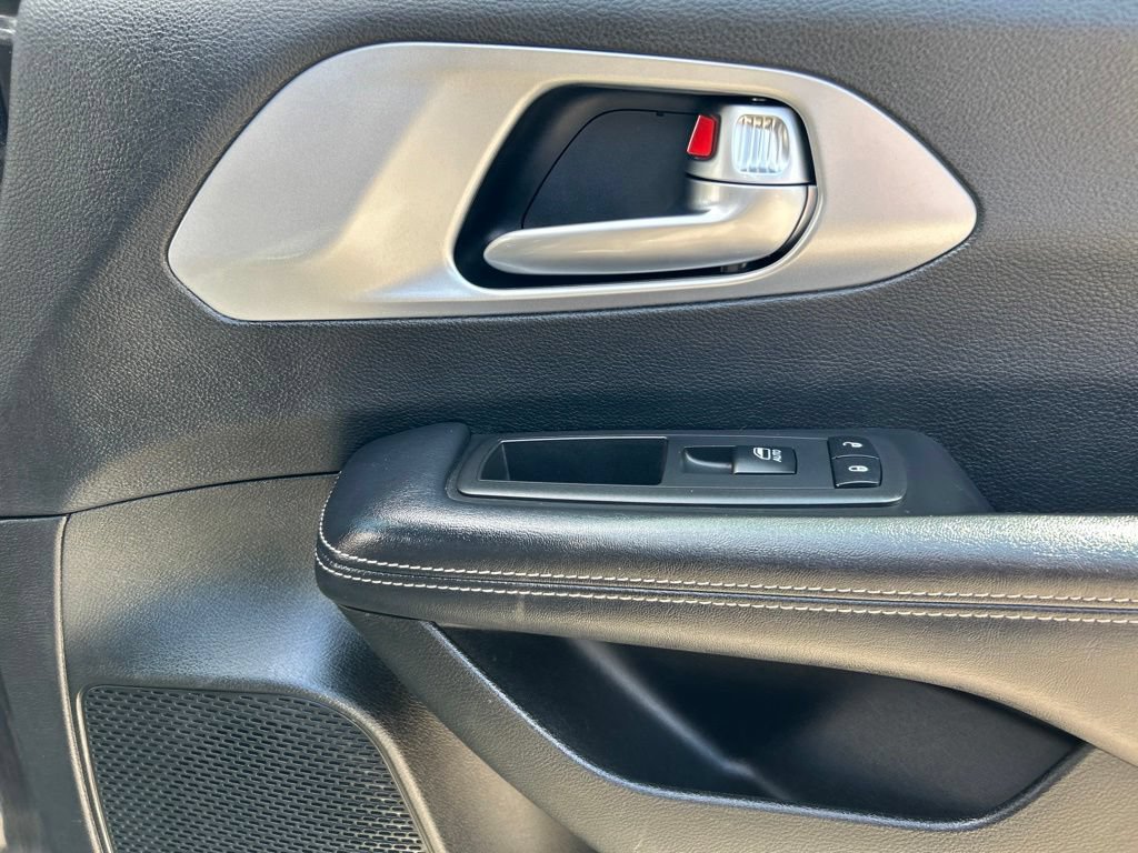 Used 2018 Chrysler Pacifica Touring-L Plus w/ S Appearance Package FWD image 25