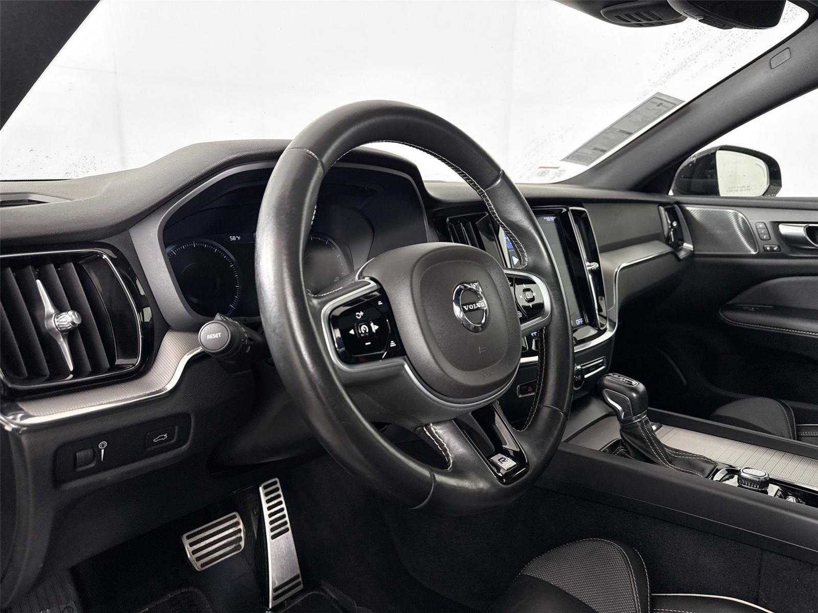 Used 2019 Volvo S60 T5 R-Design image 4