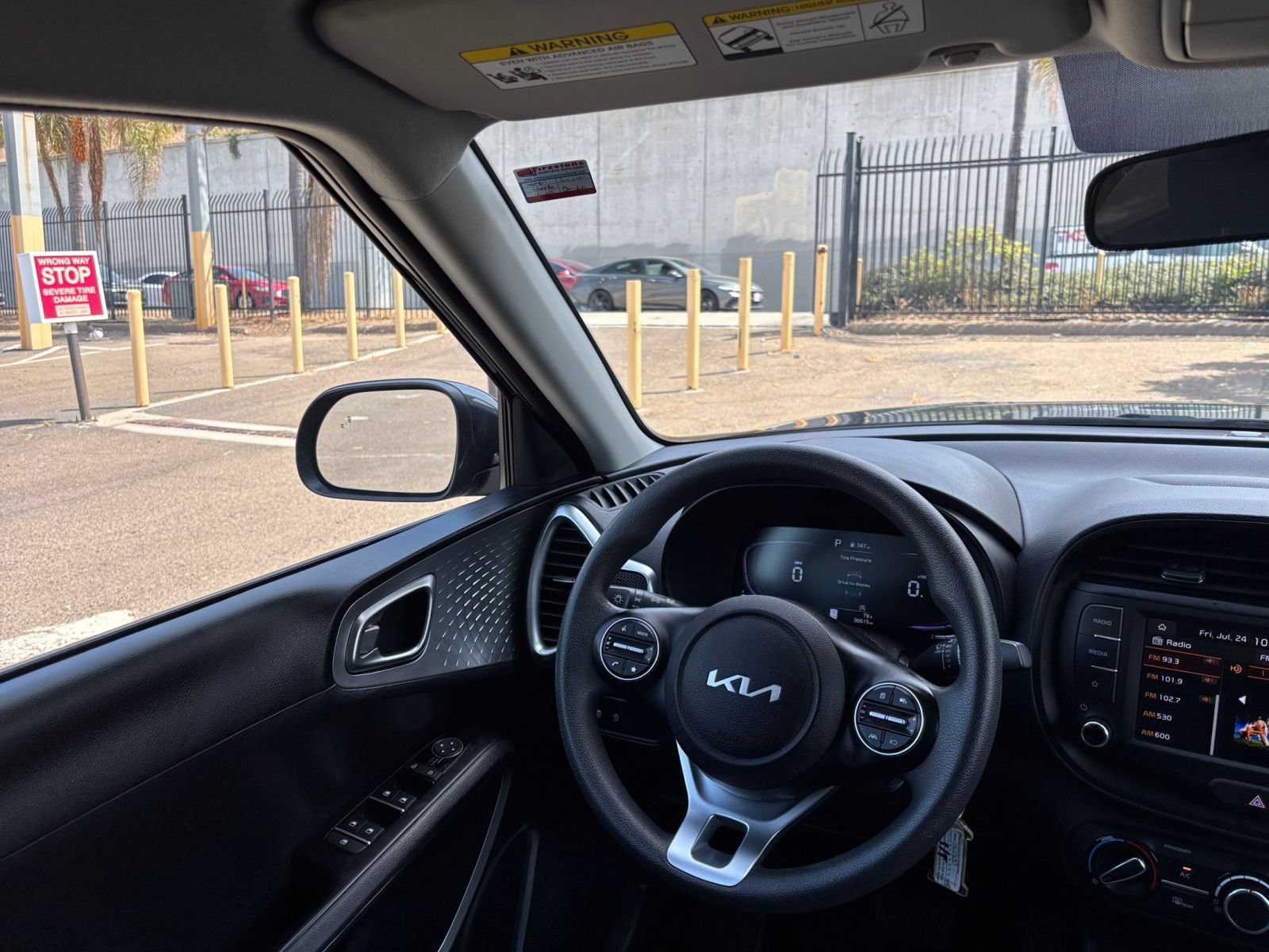 Used 2025 Kia Soul LX w/ LX Technology Package FWD image 32