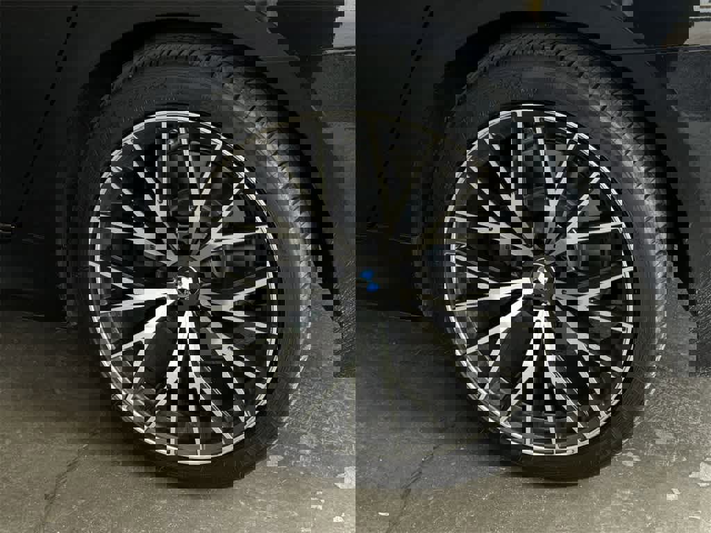 Used 2018 BMW 750i xDrive image 9