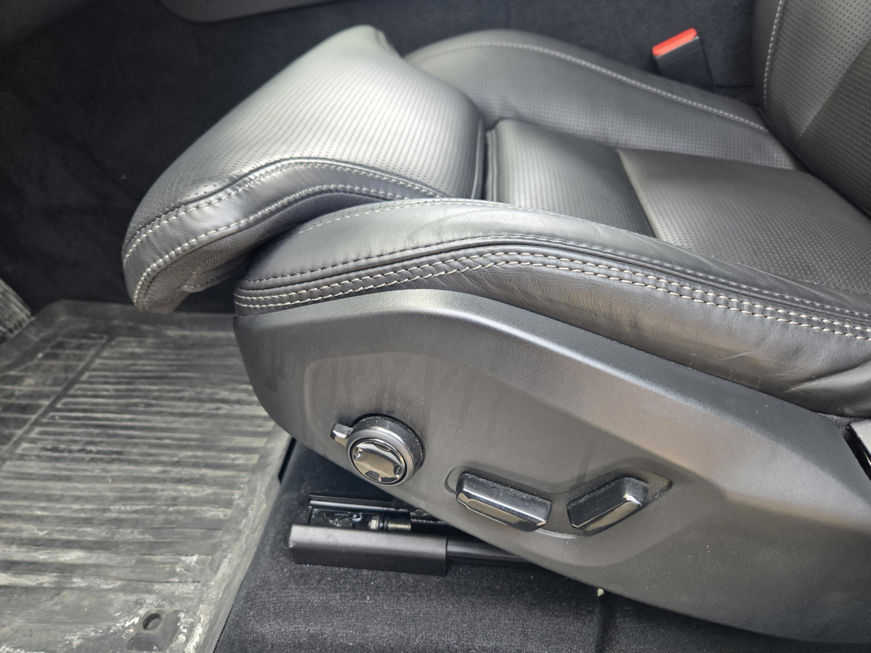 Used 2024 Volvo XC60 T8 Ultimate w/ Climate Package AWD/4WD image 21