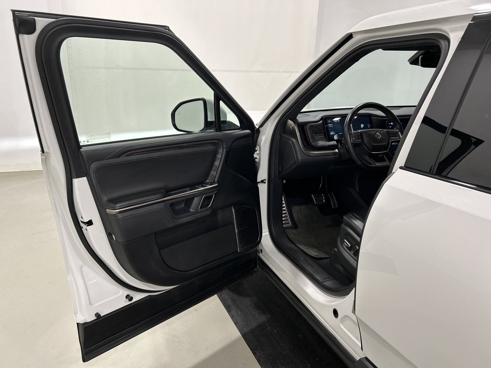 Used 2022 Rivian R1T Adventure image 16