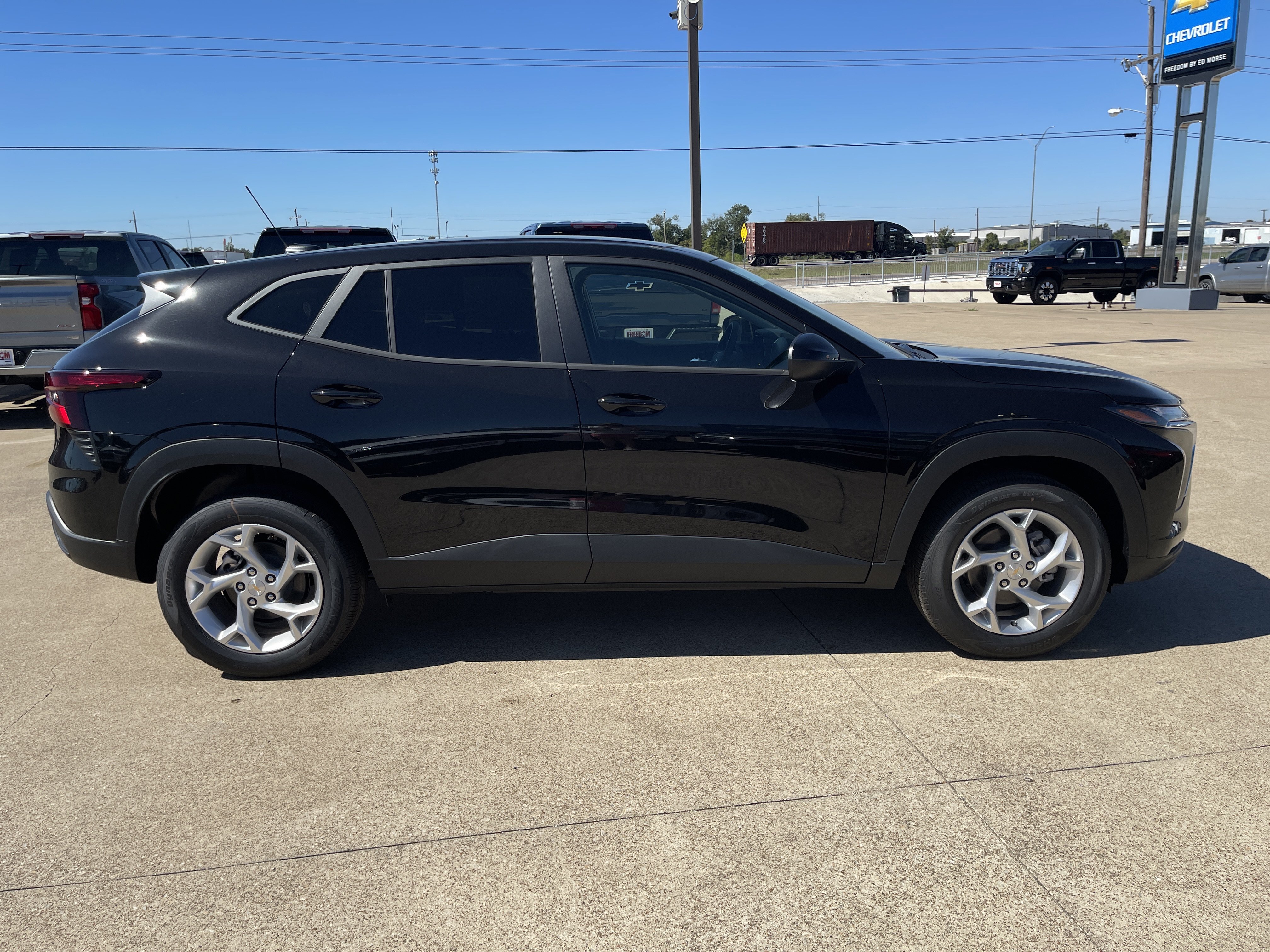New 2026 Chevrolet Trax LS w/ LS Convenience Package FWD image 3