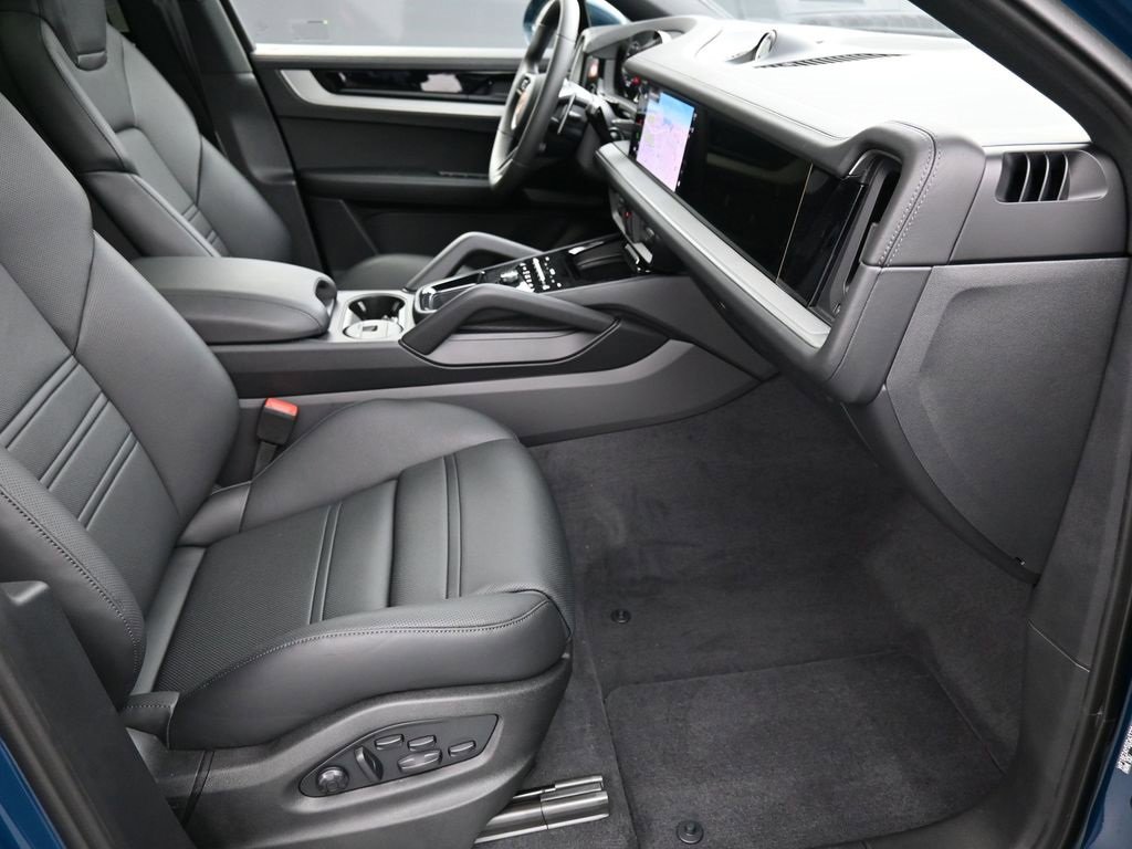 Used 2025 Porsche Cayenne image 31