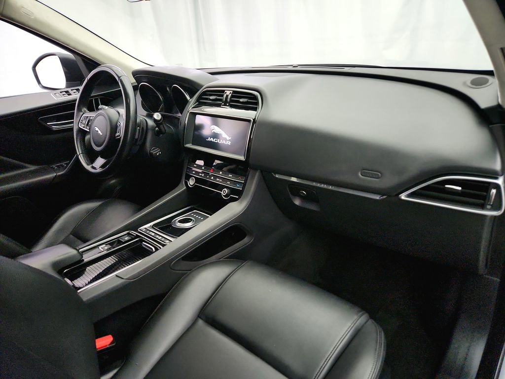 Used 2020 Jaguar F-PACE Premium image 28