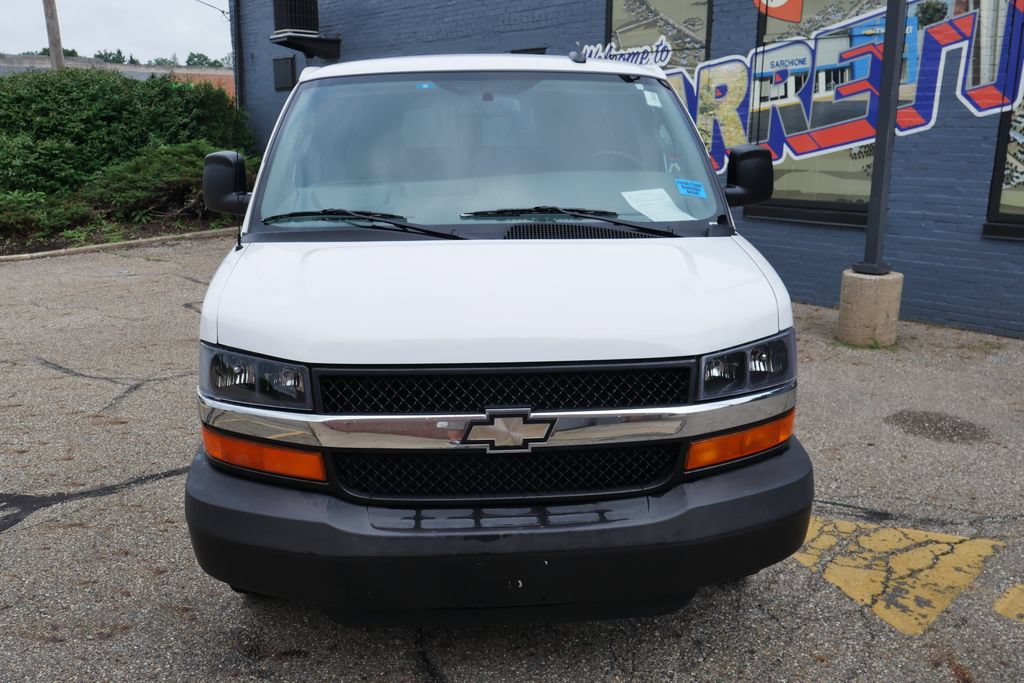 Used 2025 Chevrolet Express 3500 LS RWD image 2