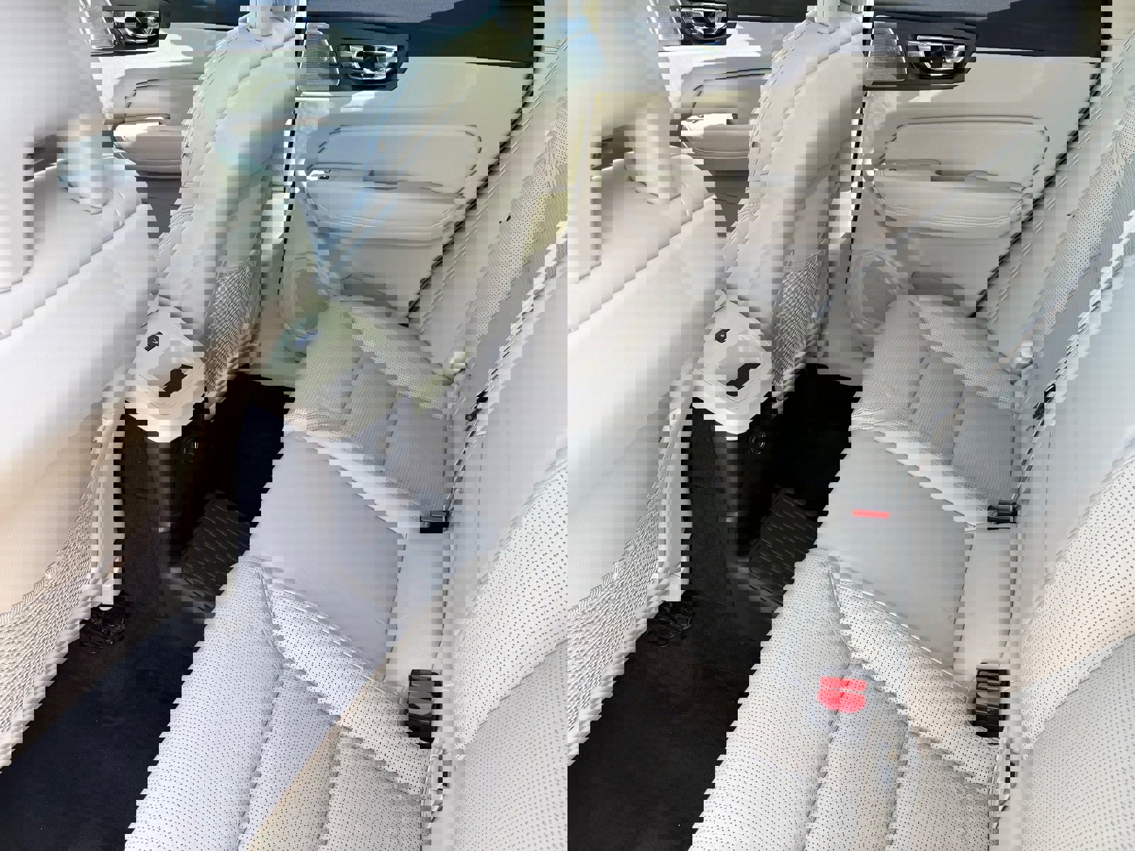 Used 2018 Volvo XC60 T8 Inscription image 26