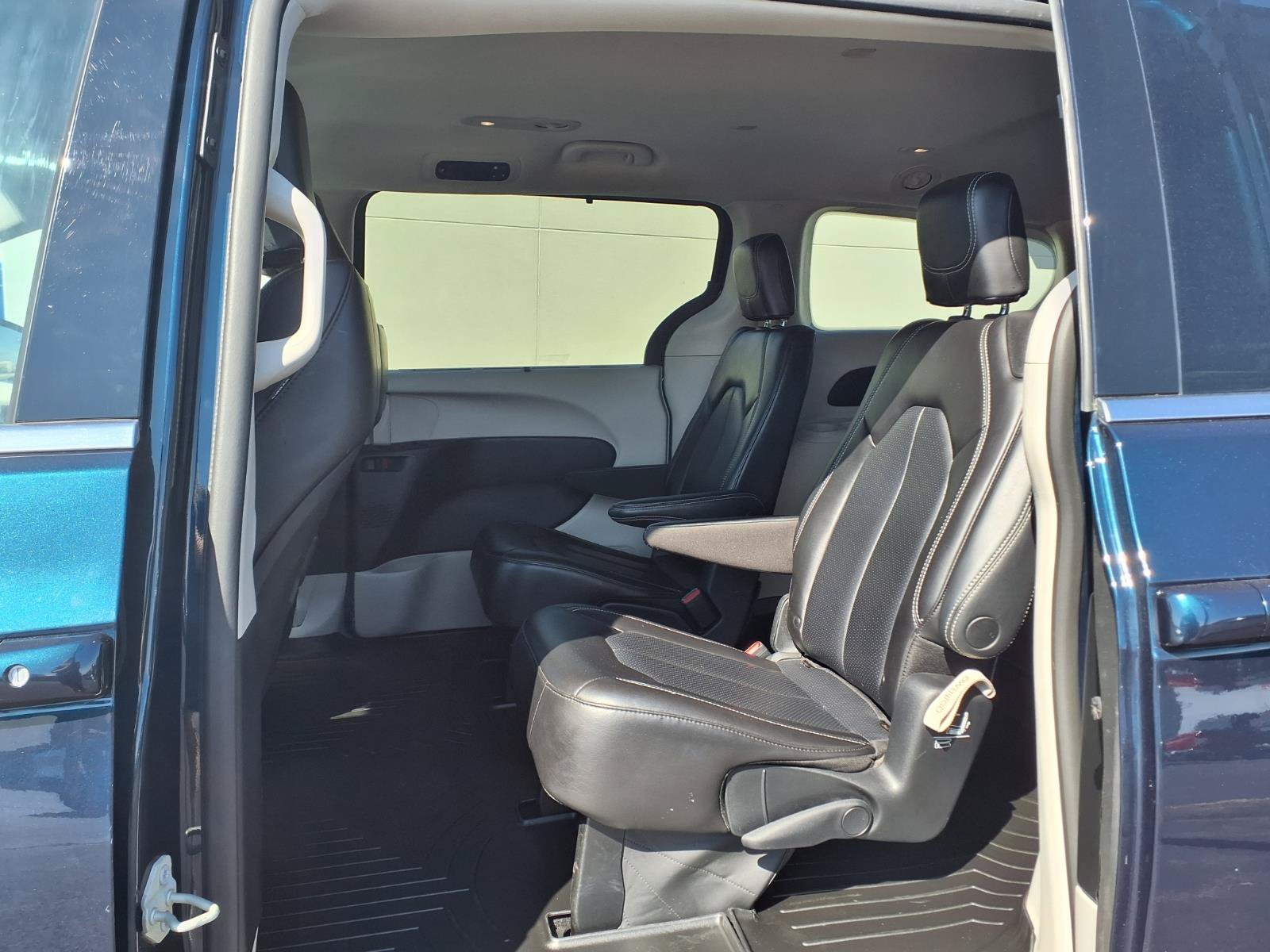 Used 2023 Chrysler Pacifica Touring-L FWD image 14