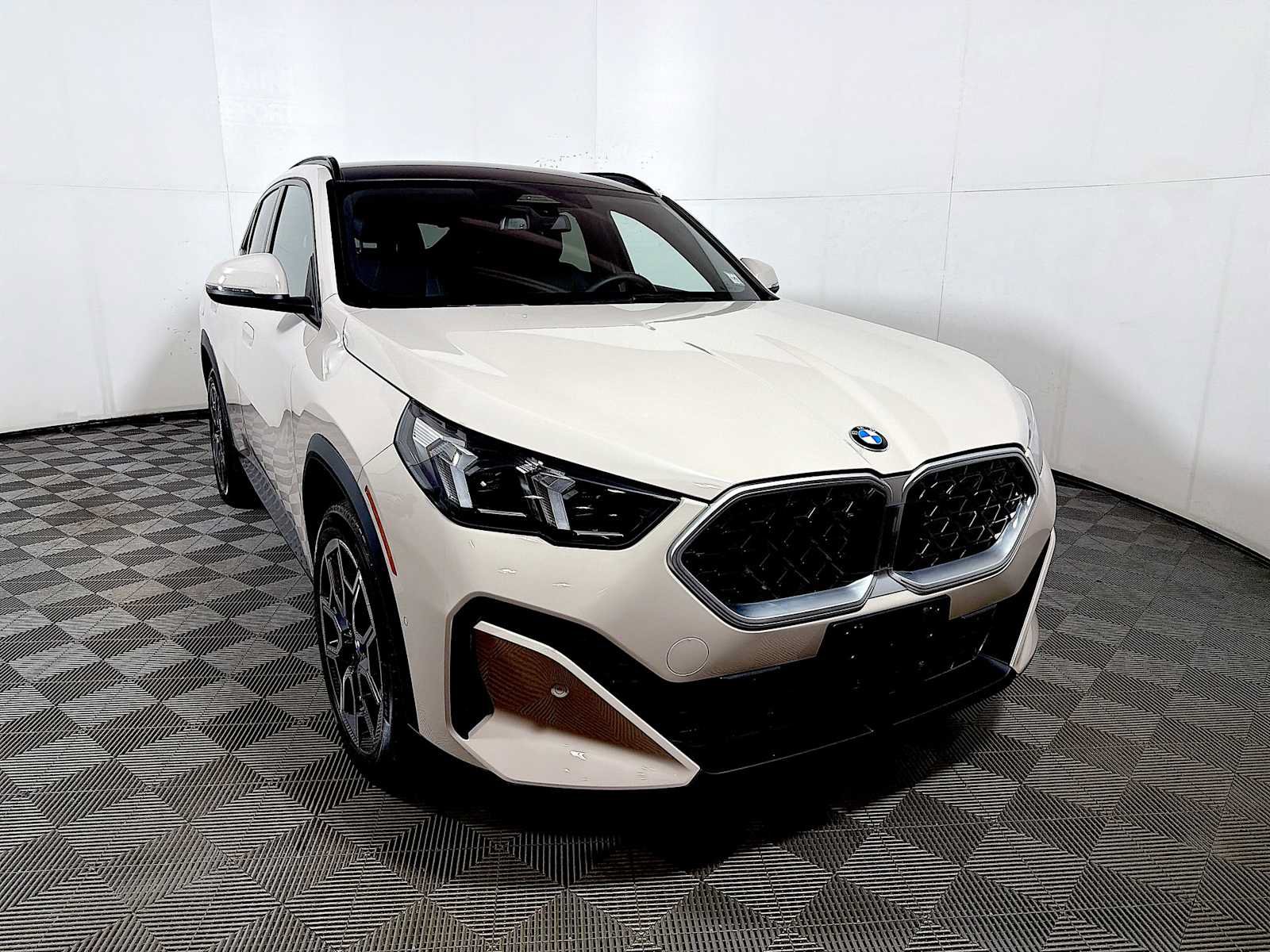 Used 2026 BMW X2 xDrive28i w/ Convenience Package AWD/4WD image 2