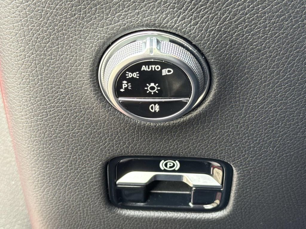 Used 2024 Mercedes-Benz GLC 300 4MATIC image 43