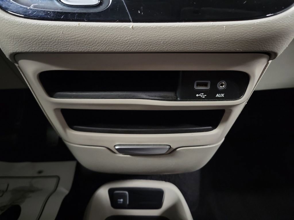 Used 2020 Chrysler Voyager L image 17