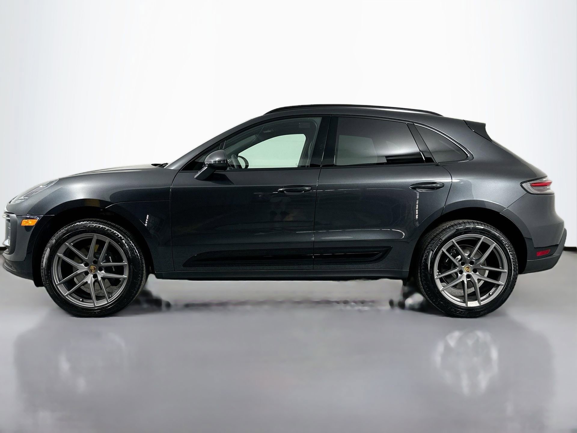 Certified 2025 Porsche Macan image 2