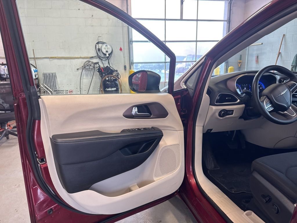 Used 2023 Chrysler Voyager LX image 10