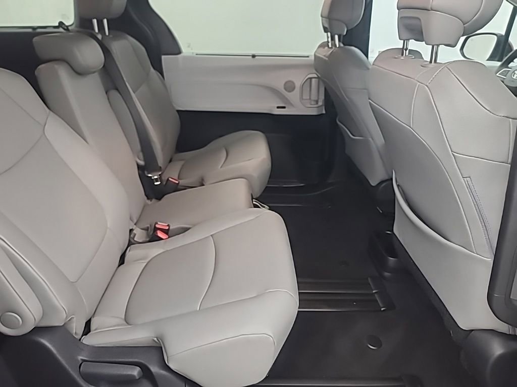 Used 2026 Toyota Sienna XLE image 18
