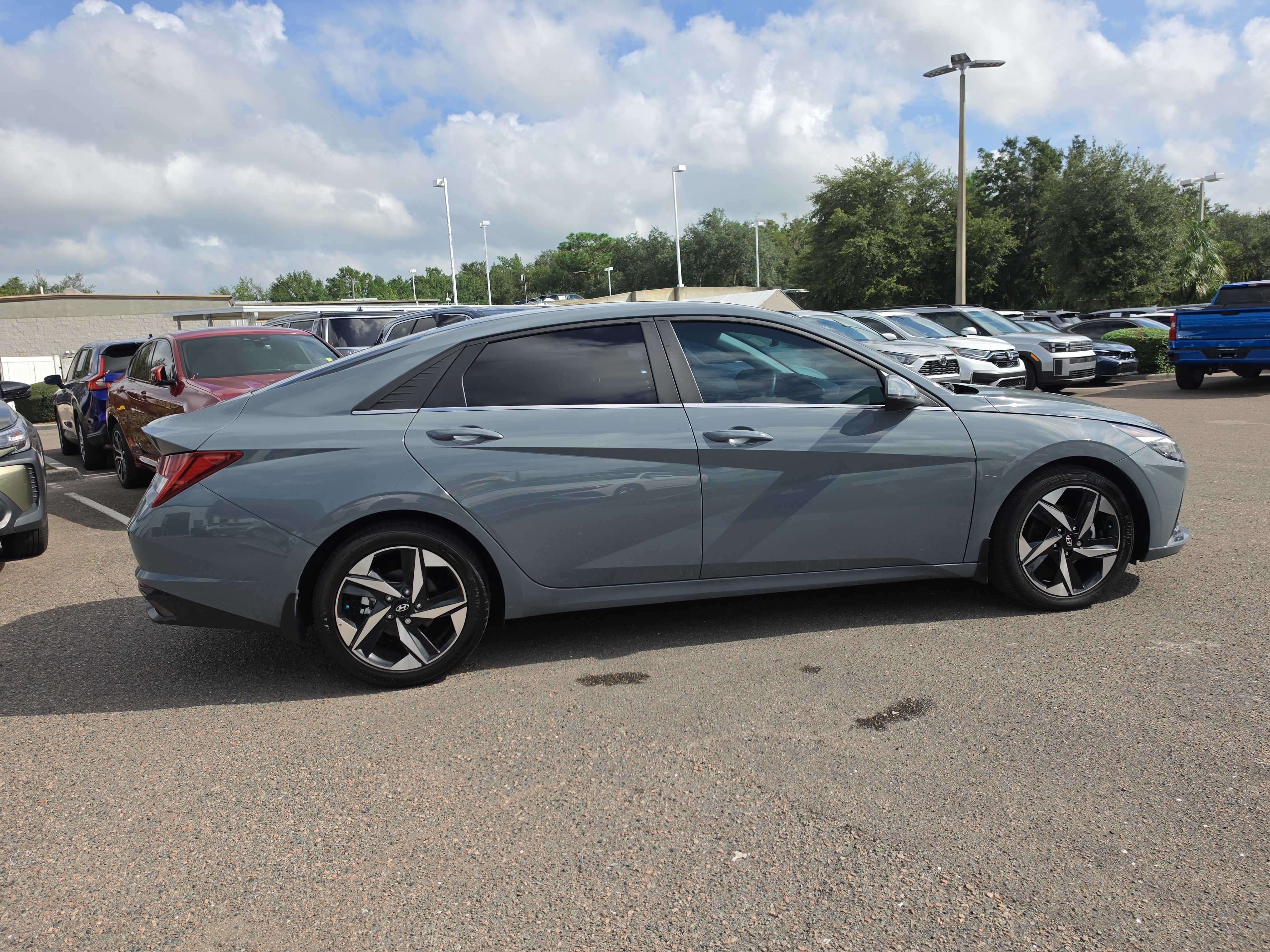 Used 2022 Hyundai Elantra Limited FWD image 9
