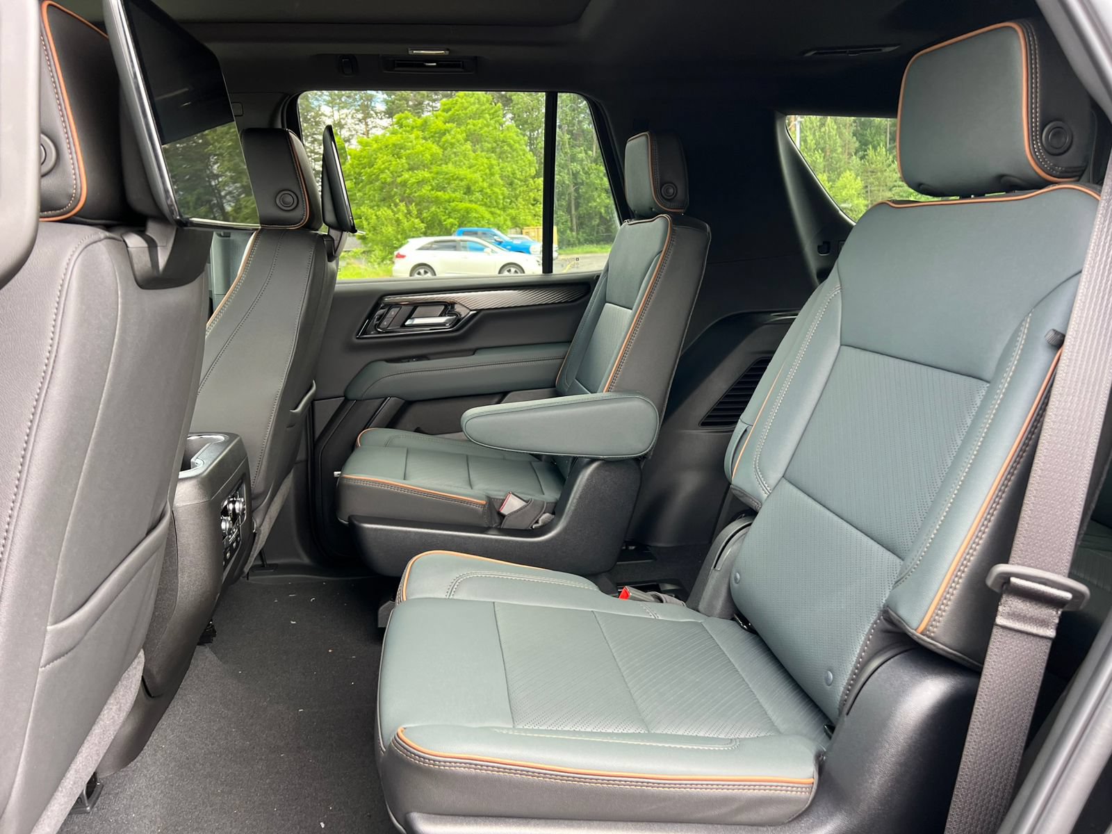 New 2026 GMC Yukon AT4 w/ AT4 Premium Plus Package AWD/4WD image 5