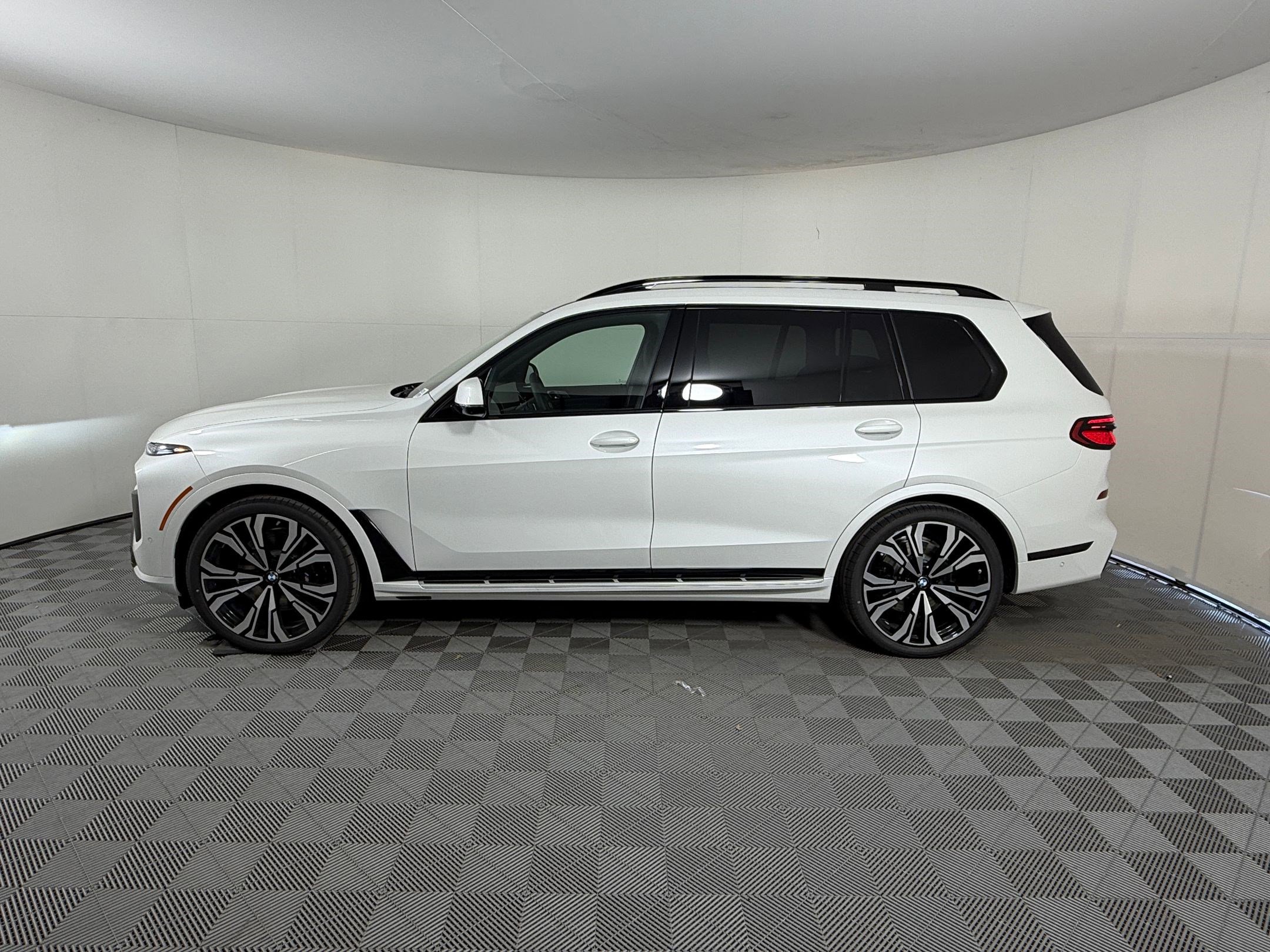 New 2027 BMW X7 xDrive40i w/ Executive Package AWD/4WD image 2