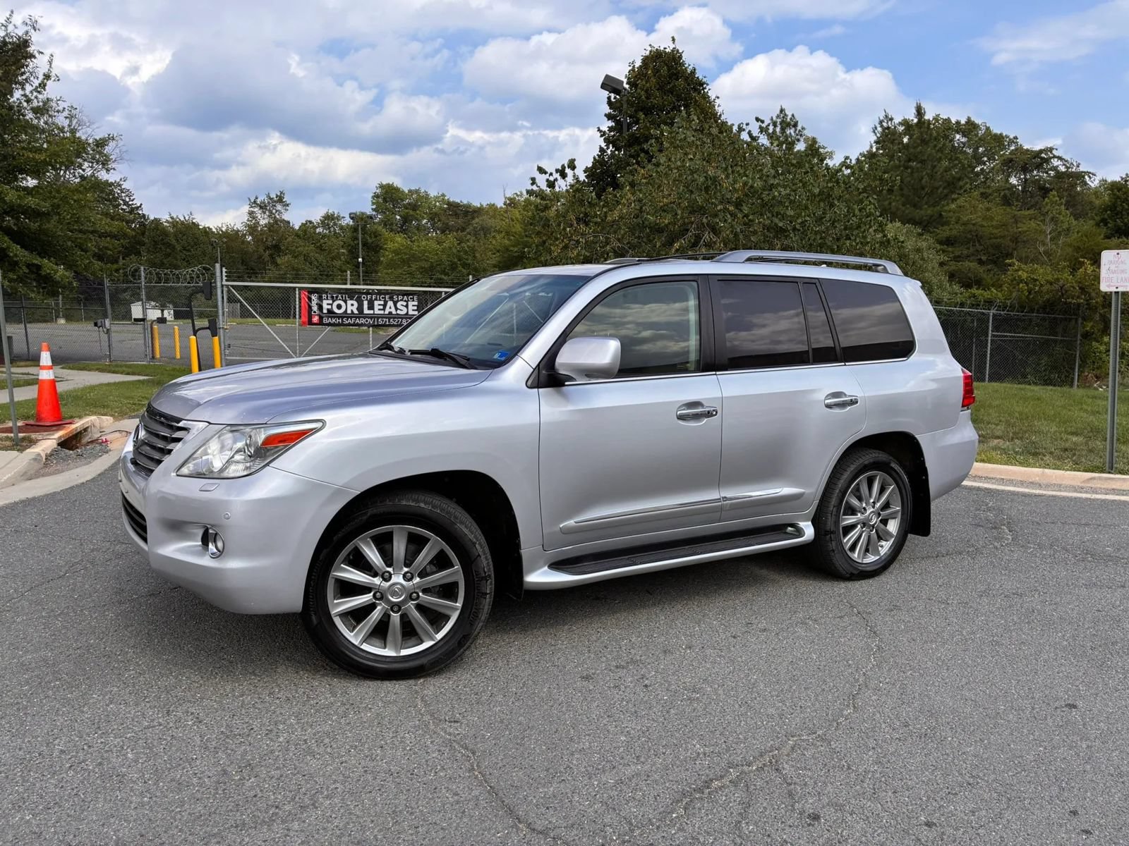 Used 2011 Lexus LX 570 4WD w/ Luxury Pkg image 3