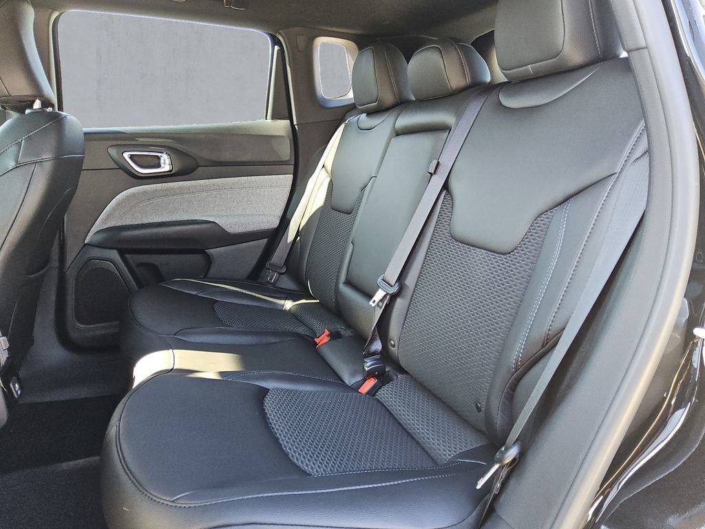 Used 2025 Jeep Compass Latitude image 13
