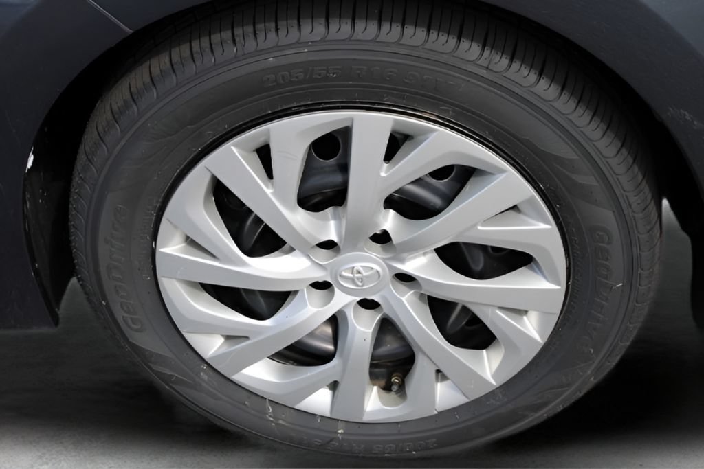 Certified 2018 Toyota Corolla LE FWD image 3