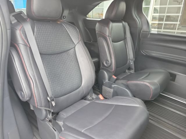 Used 2025 Toyota Sienna XSE FWD image 27