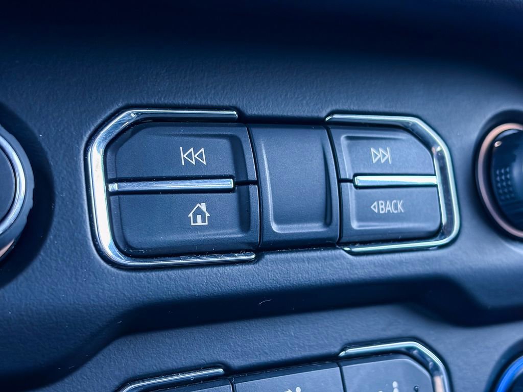 Used 2023 Chevrolet Suburban Premier image 29