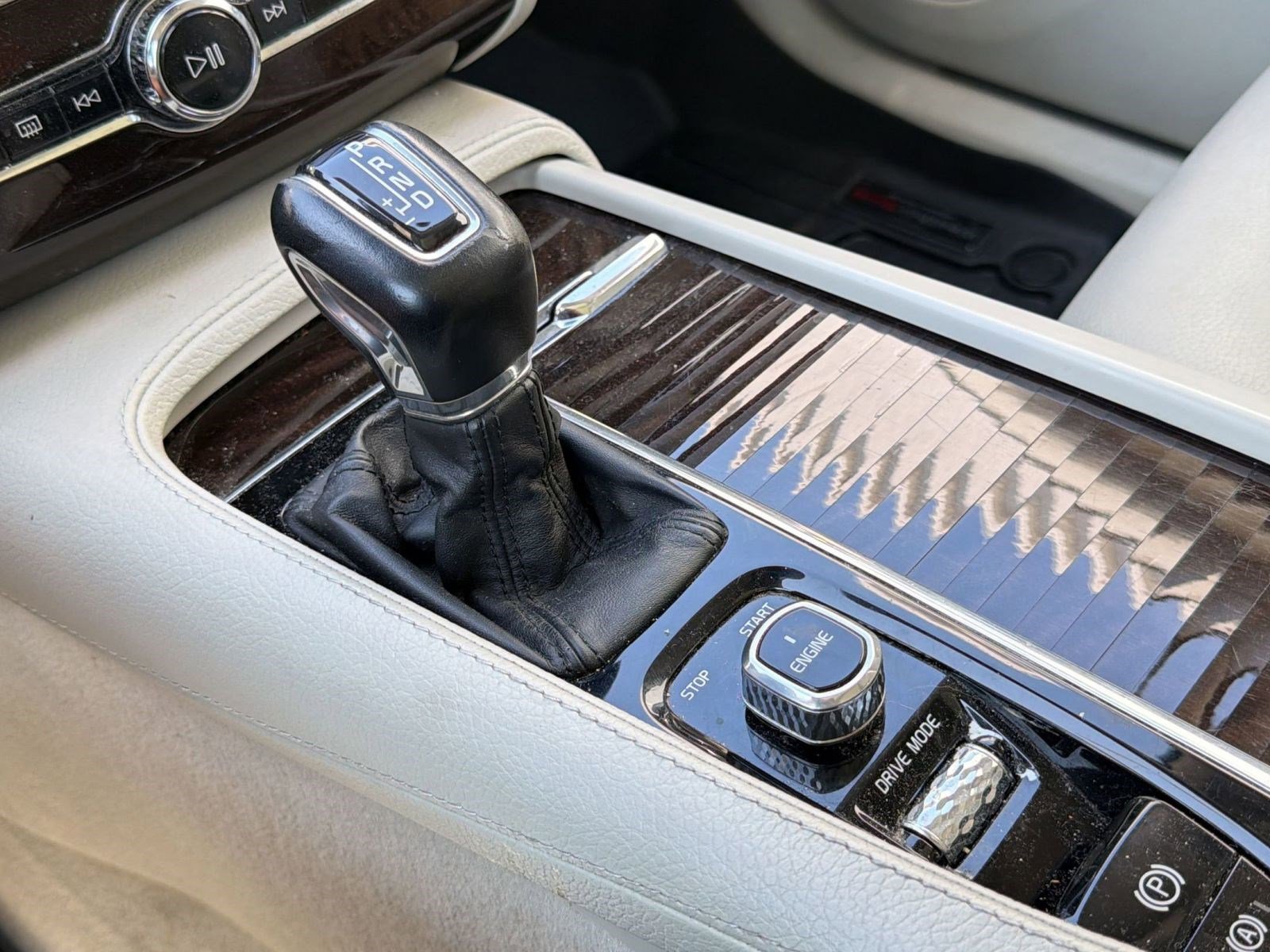 Used 2016 Volvo XC90 T6 Momentum image 17