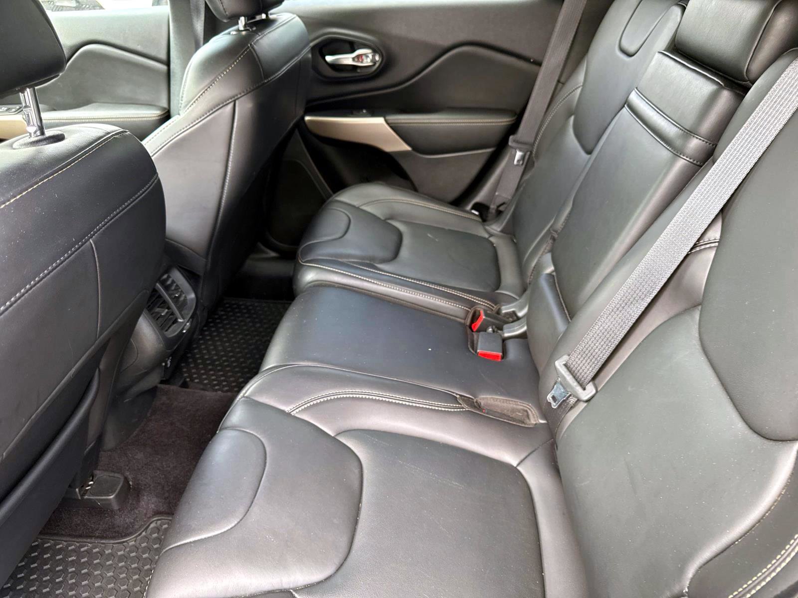 Used 2017 Jeep Cherokee Limited AWD/4WD image 6