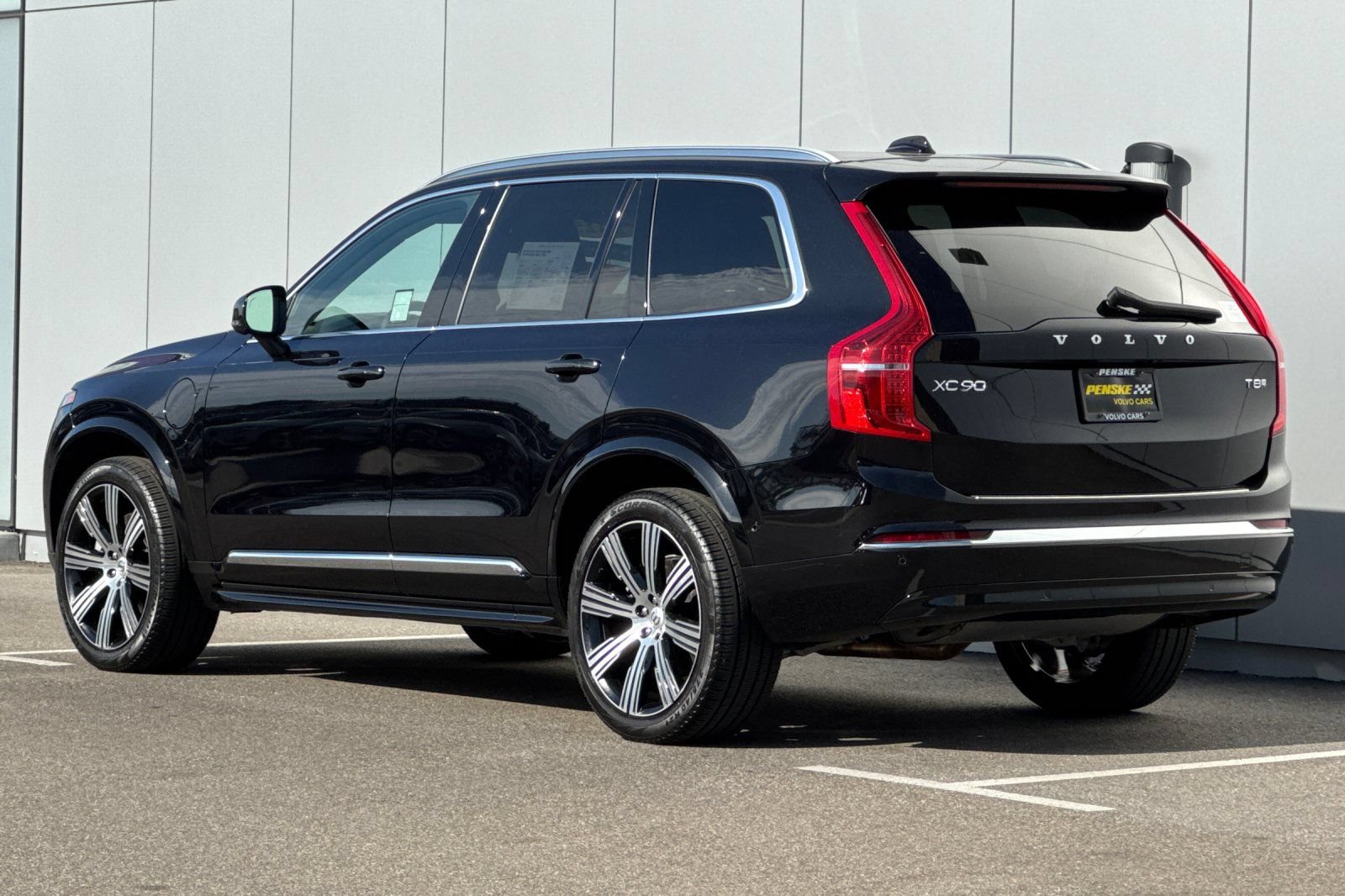 Used 2025 Volvo XC90 T8 Ultra w/ Protection Package Premier AWD/4WD image 3