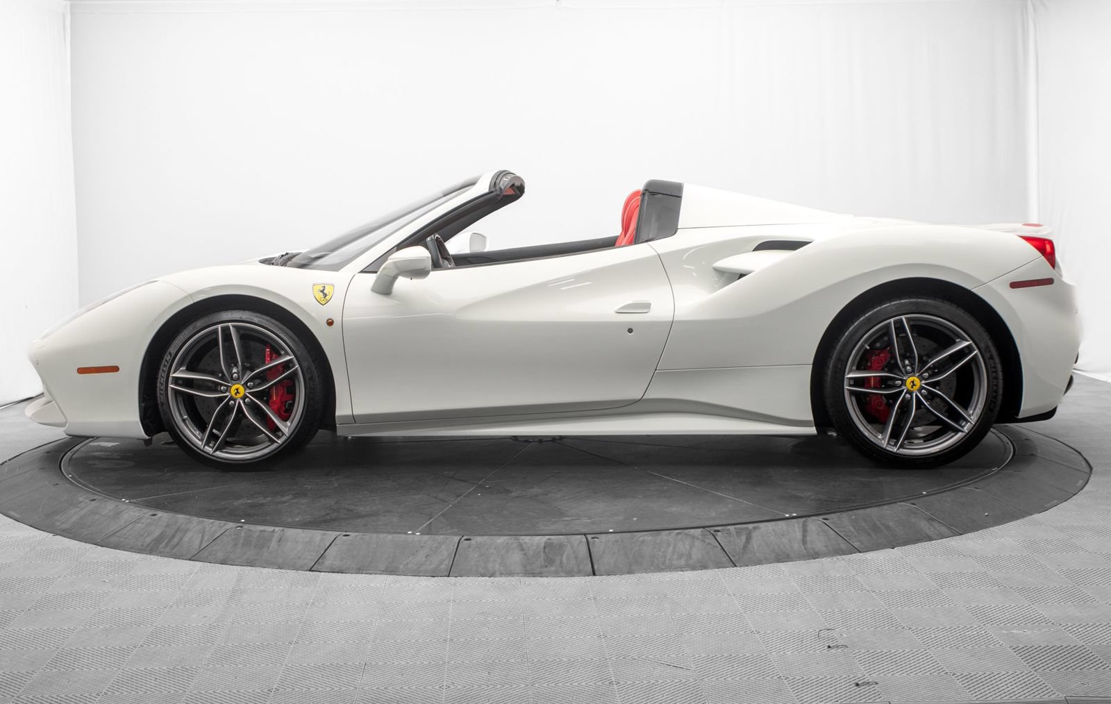 Used 2019 Ferrari 488 Spider RWD image 4