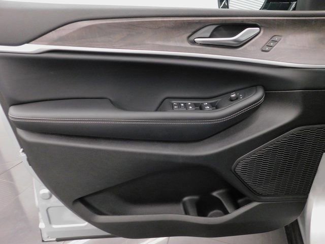 Used 2025 Jeep Grand Cherokee Limited image 30