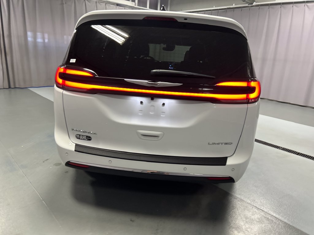 Used 2026 Chrysler Pacifica Limited FWD image 6