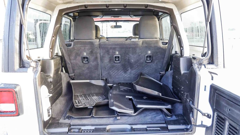 Used 2019 Jeep Wrangler Unlimited Sahara image 31