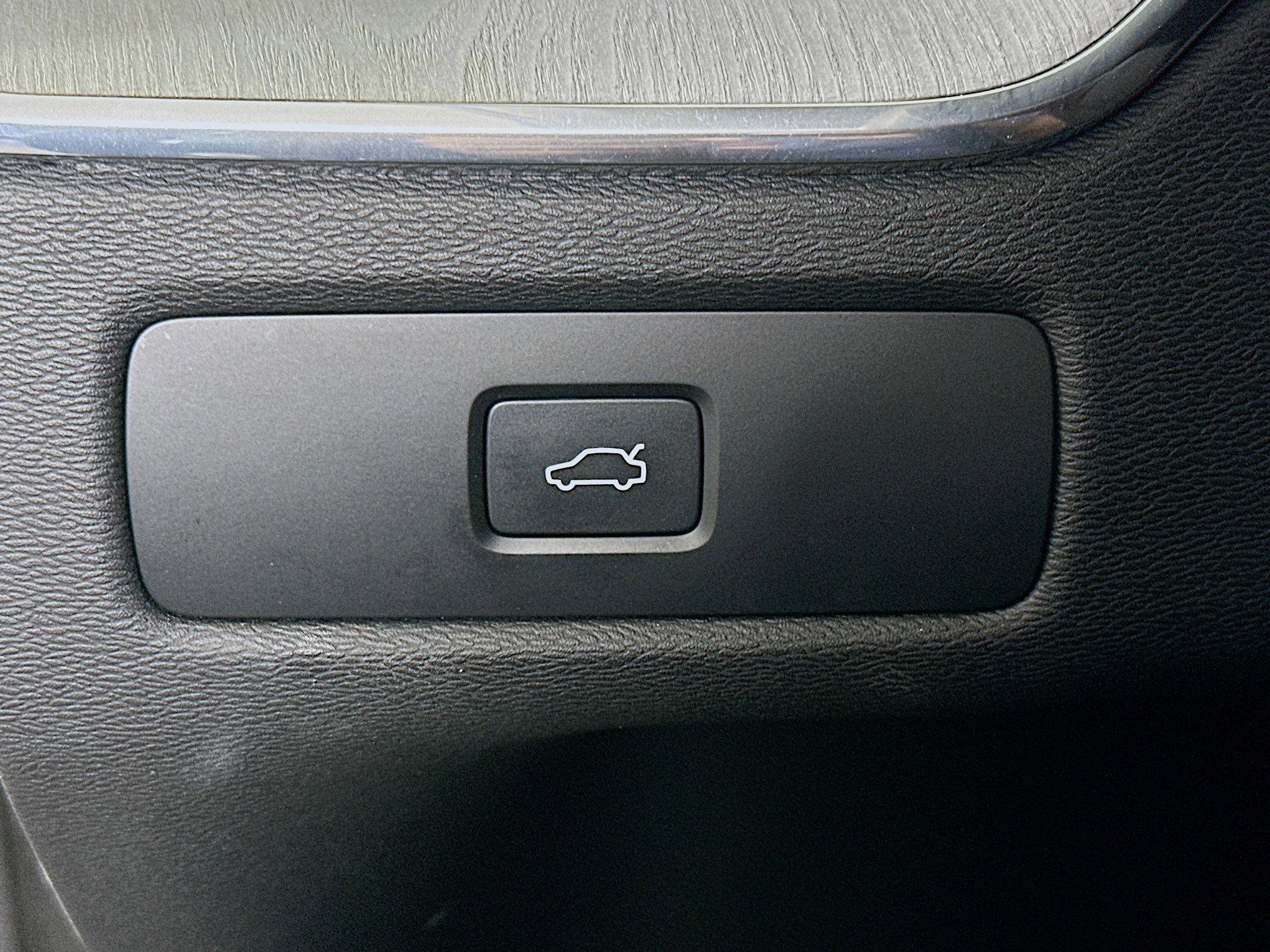 Used 2025 Volvo XC60 B5 Plus image 16