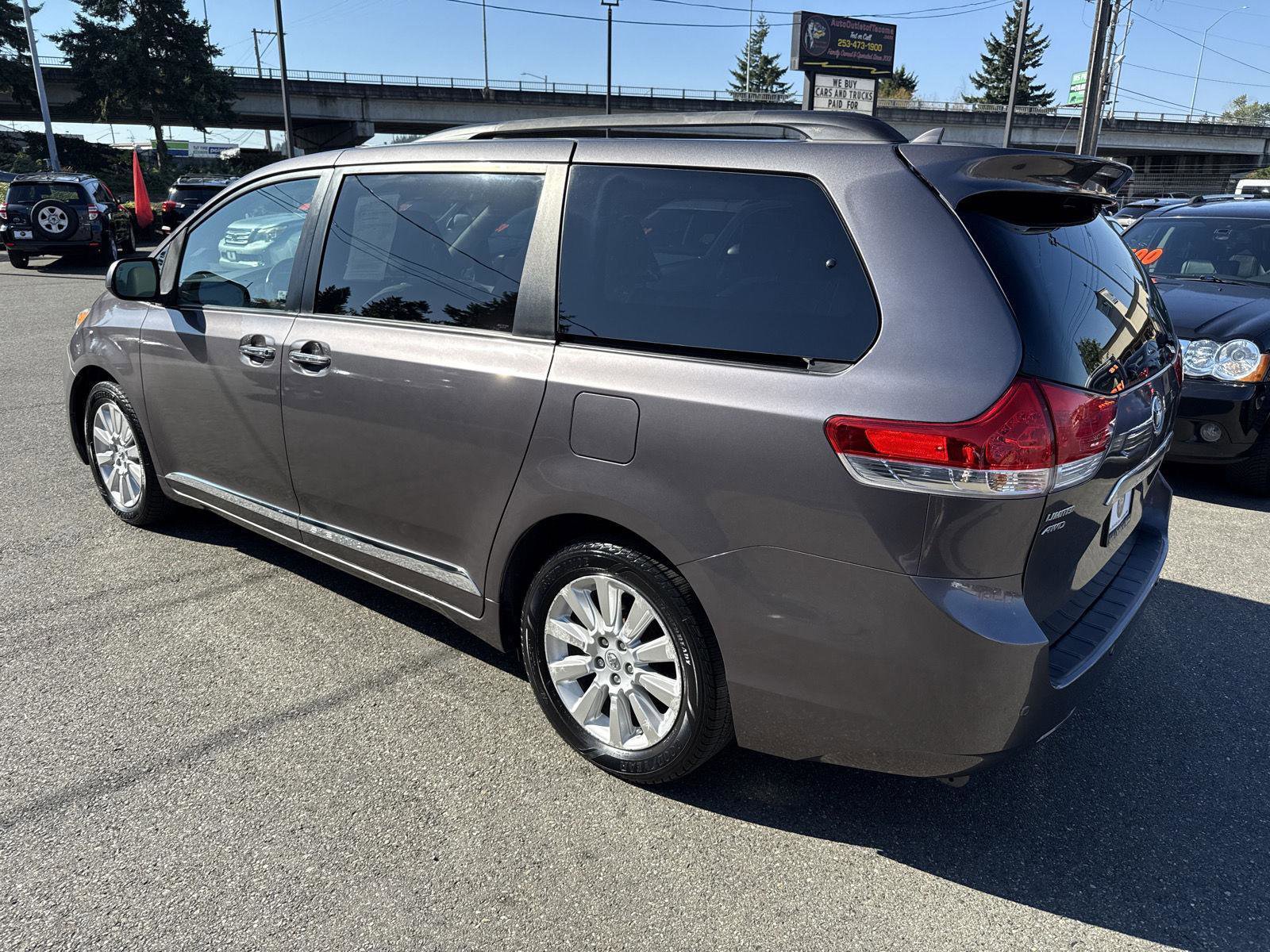 Used 2011 Toyota Sienna Limited image 13
