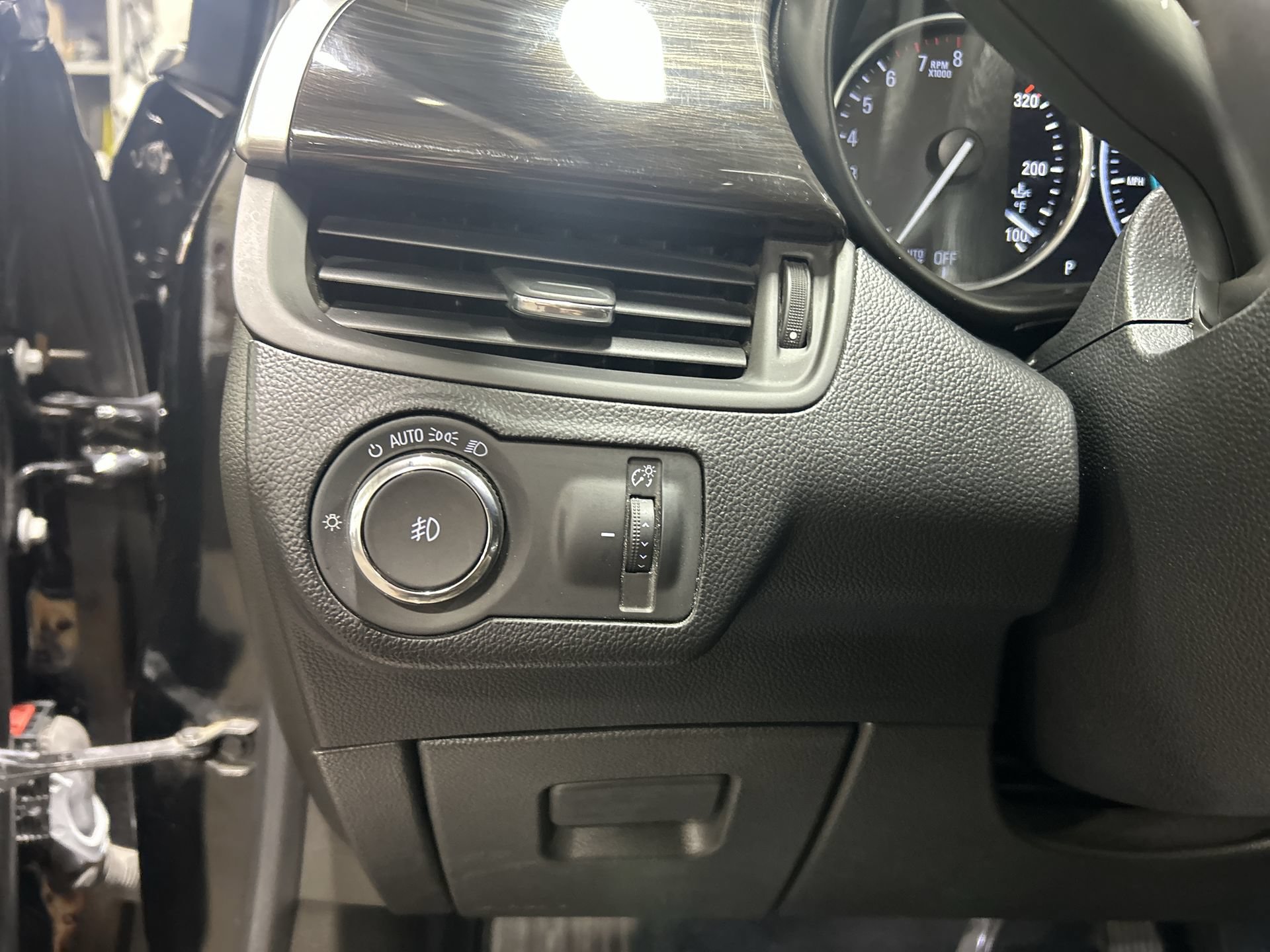 Used 2019 Buick Envision Premium w/ LPO, Active Package AWD/4WD image 19