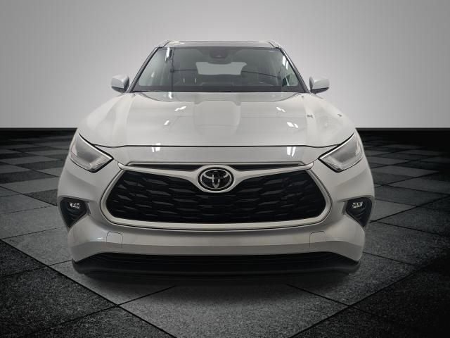 Used 2022 Toyota Highlander XLE image 2