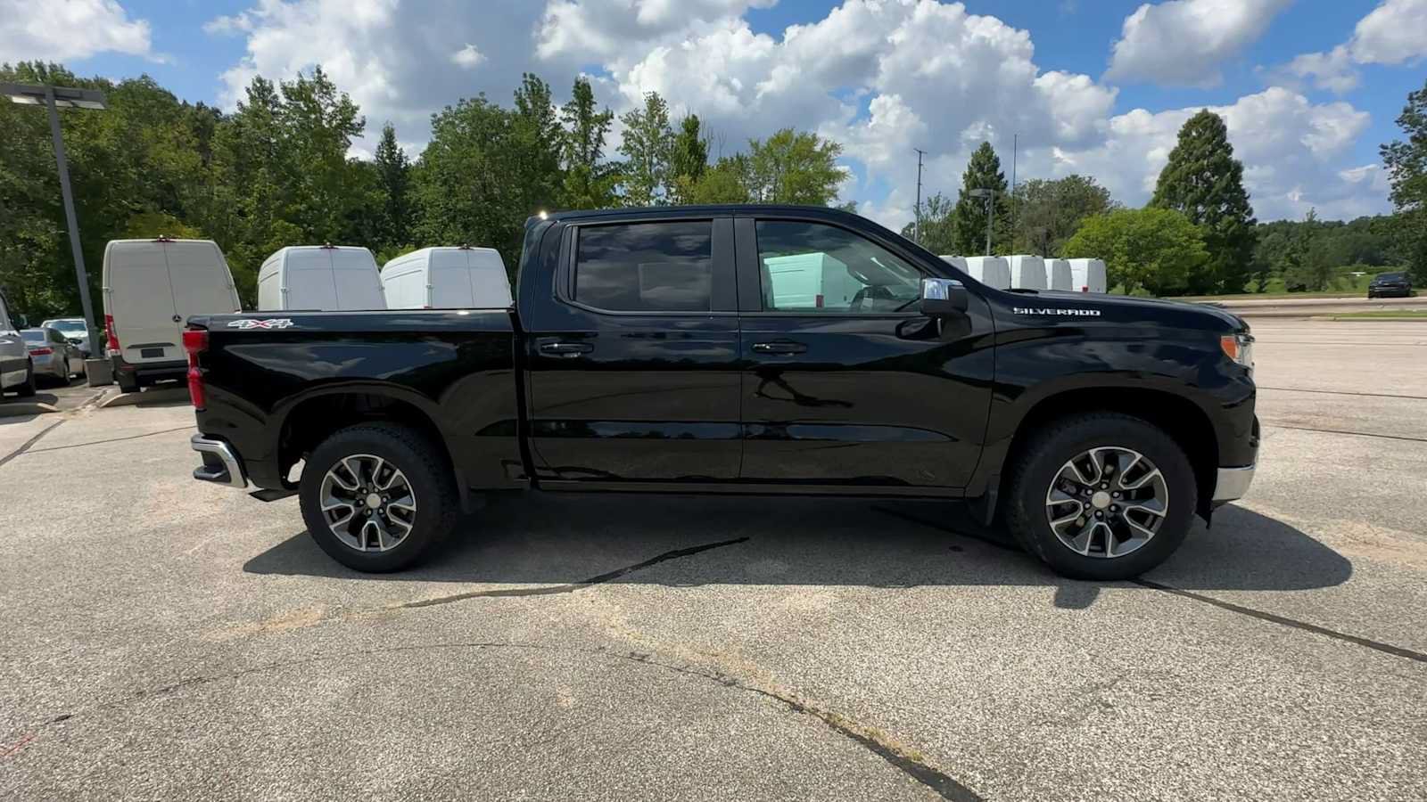 Used 2023 Chevrolet Silverado 1500 LT AWD/4WD image 9