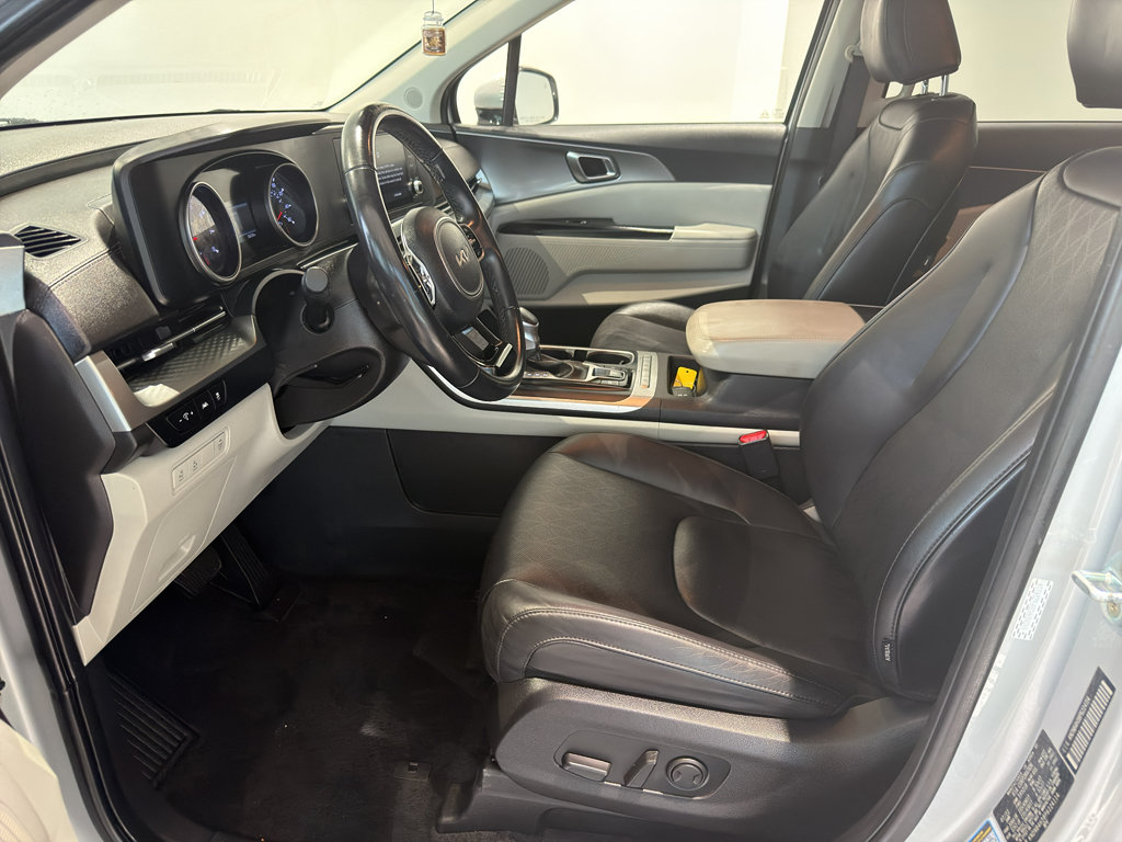Used 2023 Kia Carnival LX FWD image 13