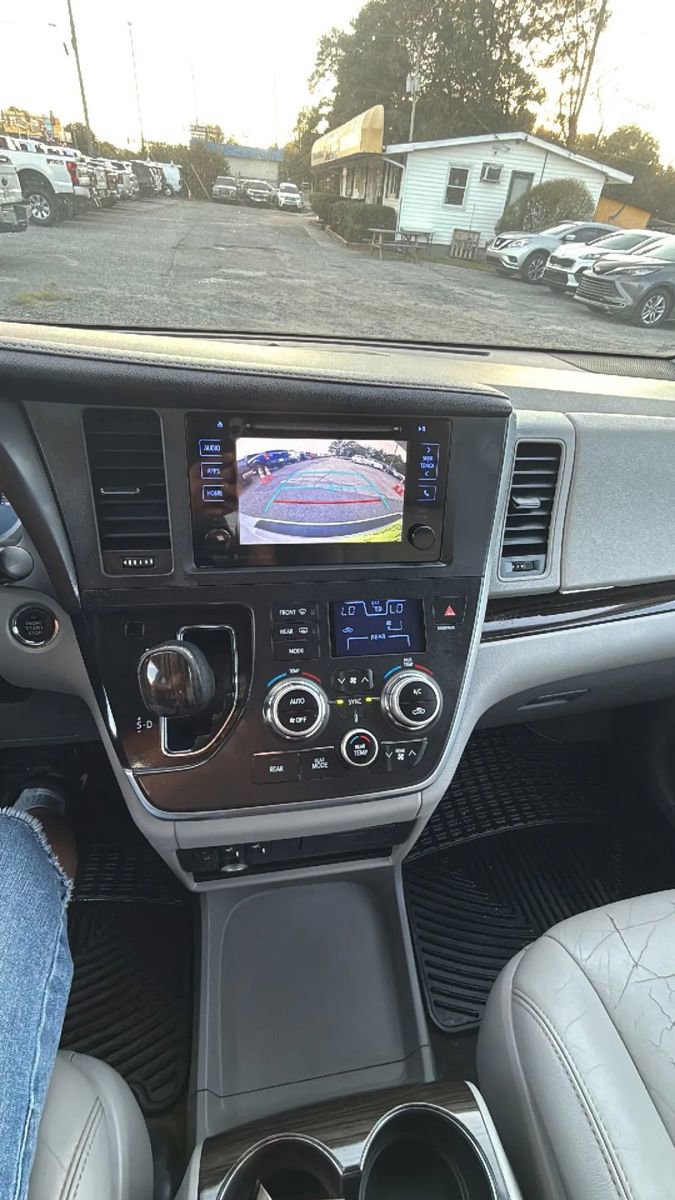 Used 2016 Toyota Sienna XLE image 17