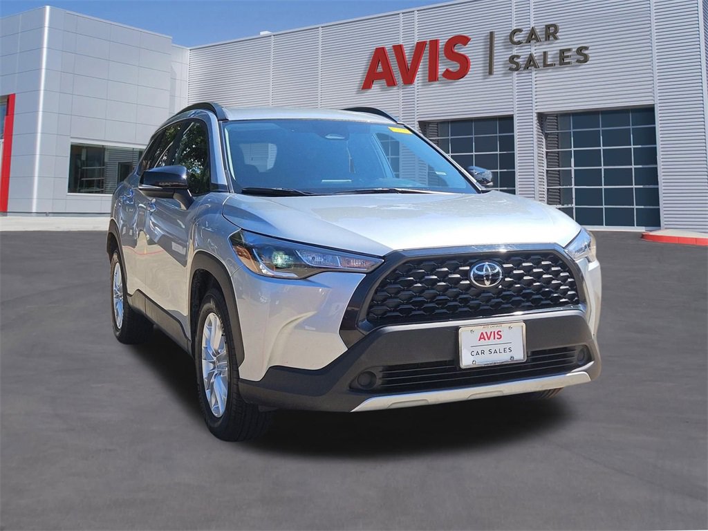Used 2025 Toyota Corolla Cross LE image 3