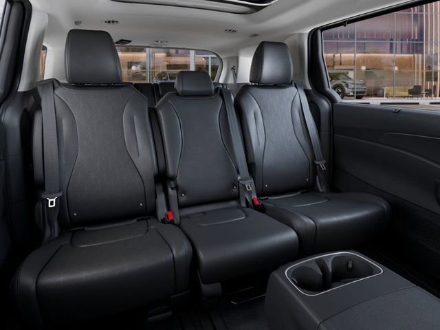 Used 2025 Kia Carnival SX w/ SX Dark Edition Package image 16