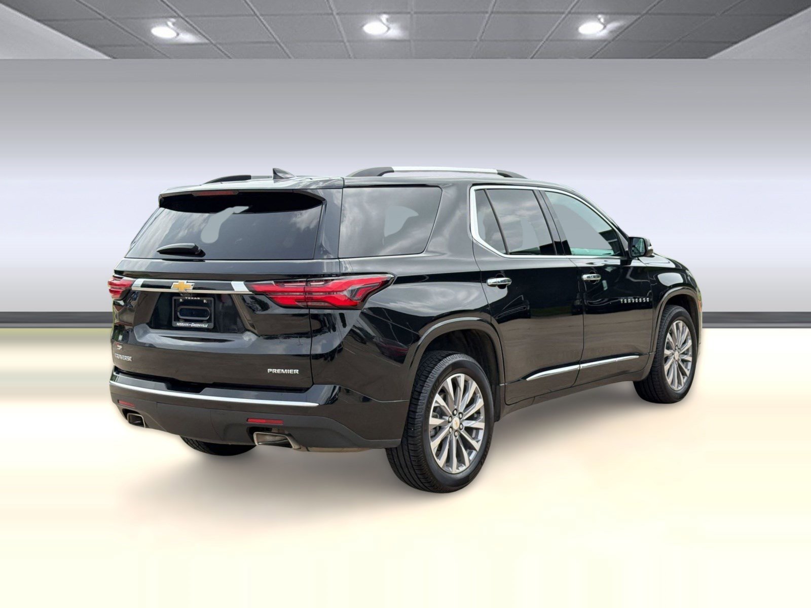 Used 2023 Chevrolet Traverse Premier FWD image 9