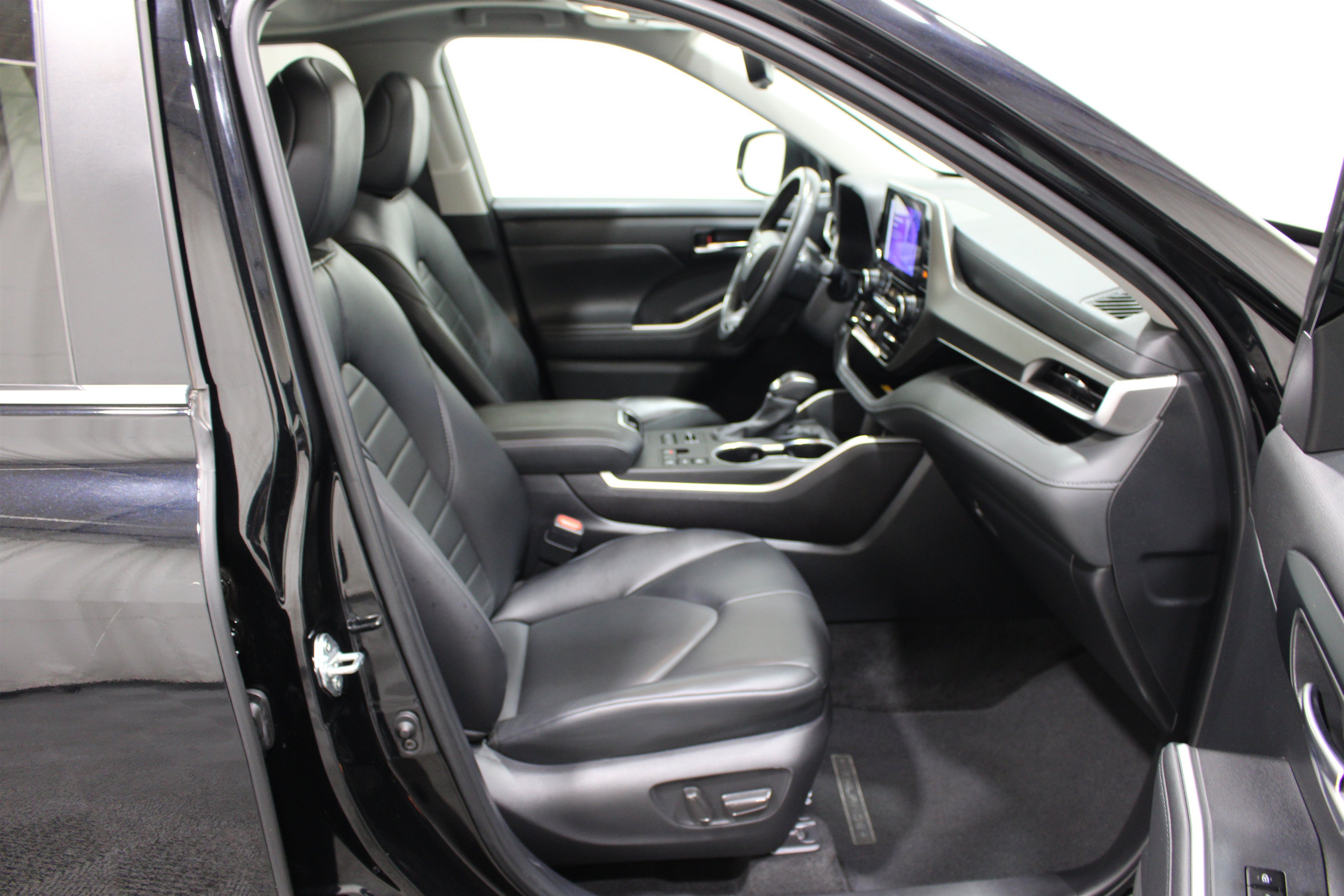 Used 2024 Toyota Highlander XLE AWD/4WD image 26