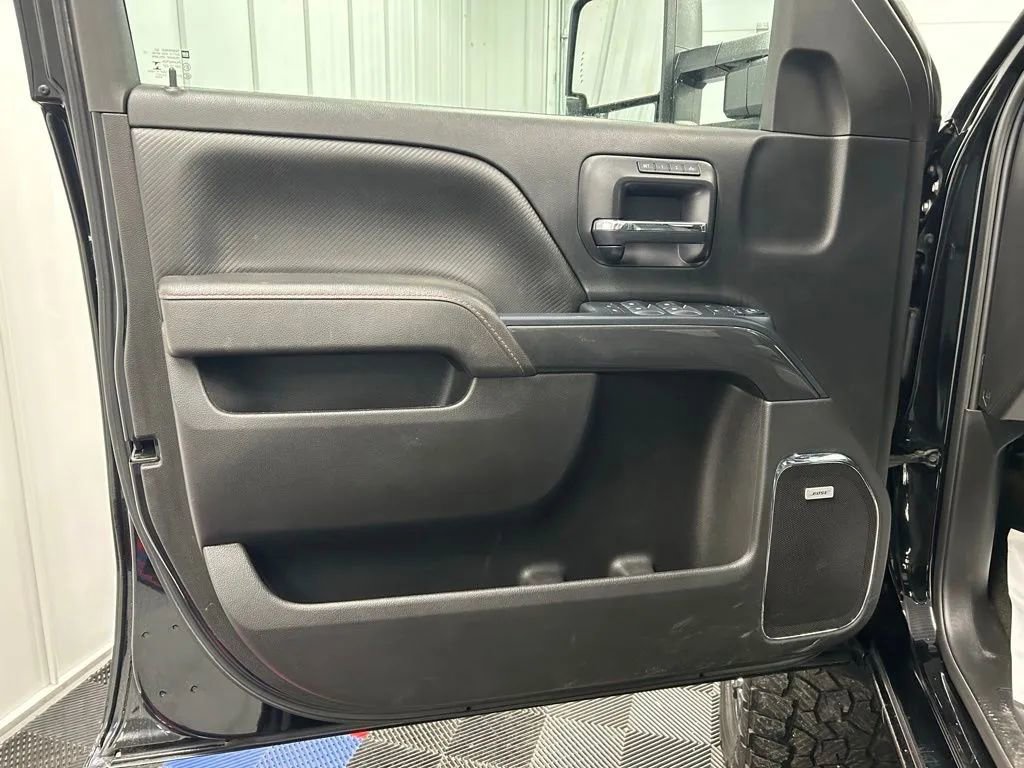 Used 2017 GMC Sierra 2500 SLT w/ Duramax Plus Package image 9